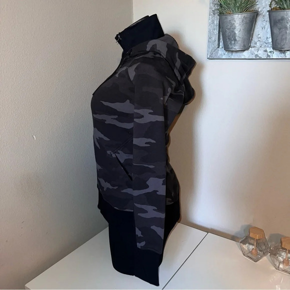 Athleta Triumph Printed Hoodie Size XXS - Picture 3 of 9